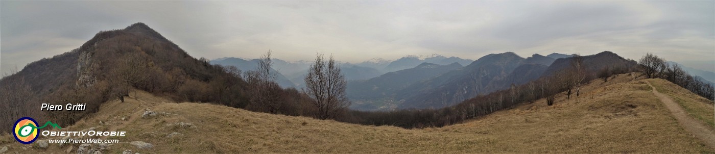 57 Al primo panoramico pianoro di prati al Canto Basso (900 m).jpg